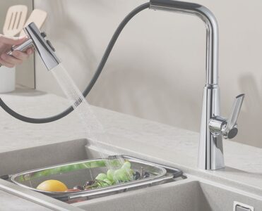 High-quality modern kitchen faucet with pull-down sprayer for versatile cleaning and easy water control.