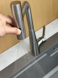 Torneira de cozinha com esguicho extraível e modo de chuva 3 Kitchen Faucet with Pullout Sprayer with Rainfall Mode X3