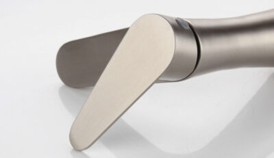 A-Torneira modern stainless steel kitchen faucet handle, sleek and durable design.