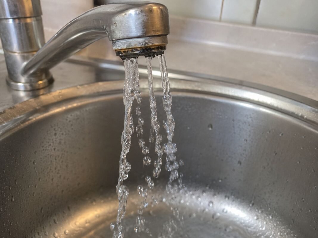 Uneven faucet water flow caused by a clogged aerator screen